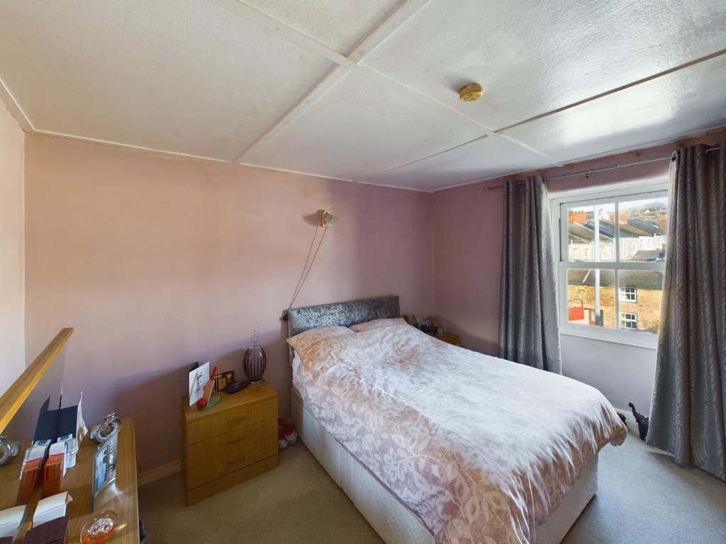 Lot: 124 - FREEHOLD HOUSE WITH LARGE GARDEN - Principal Bedroom